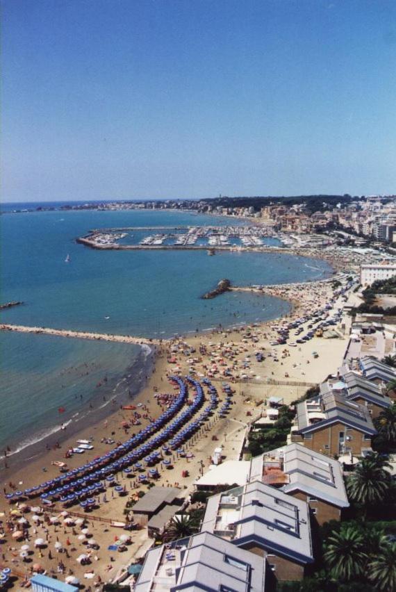 La Casa Degli Artisti 1 Hotel Nettuno Luaran gambar